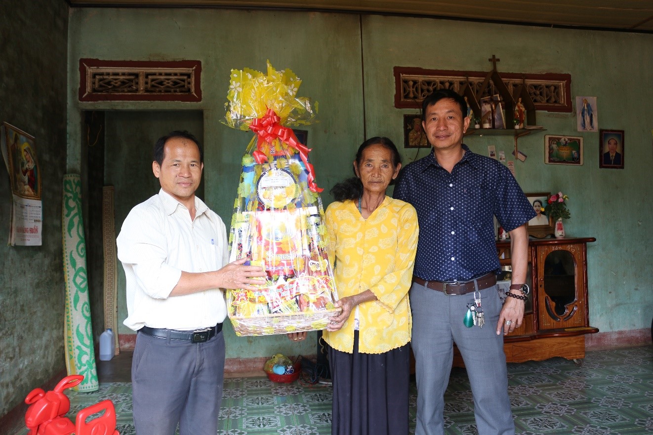 TỔ CHỨC THĂM HỎI, TẶNG QUÀ CHO NHỮNG GIA ĐÌNH CÓ HOÀN CẢNH KHÓ KHĂN NHÂN DỊP XUÂN CANH TÝ NĂM 2020