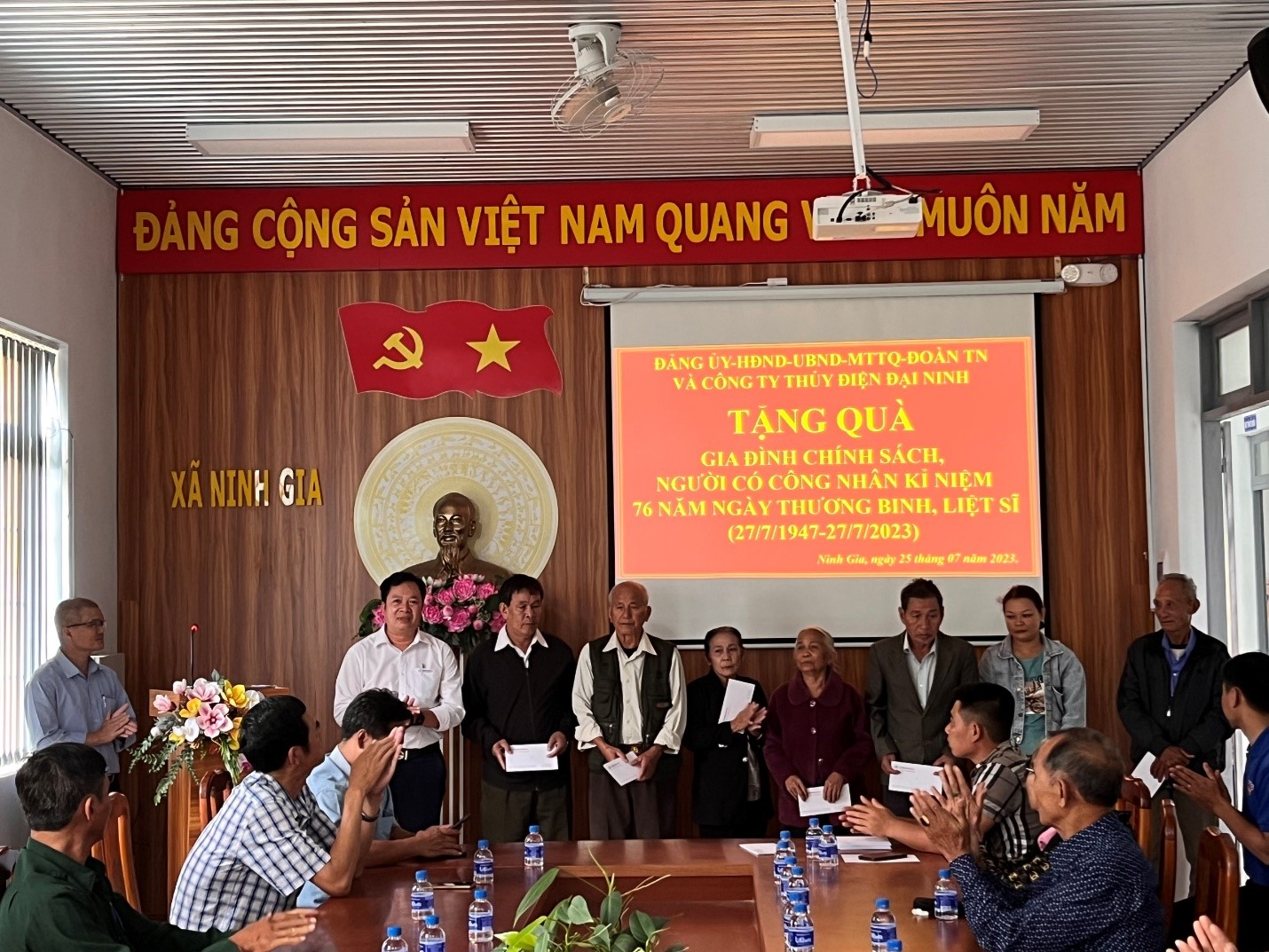 THĂM HỎI, TẶNG QUÀ CÁC GIA ĐÌNH CHÍNH SÁCH NHÂN NGÀY THƯƠNG BINH - LIỆT SỸ 27/7/2023