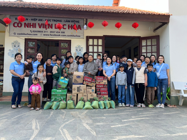 TẬP THỂ NỮ CBCNV CÔNG TY THỦY ĐIỆN ĐẠI NINH THĂM CÔ NHI VIỆN LỤC HÒA NHÂN NGÀY QUỐC TẾ PHỤ NỮ