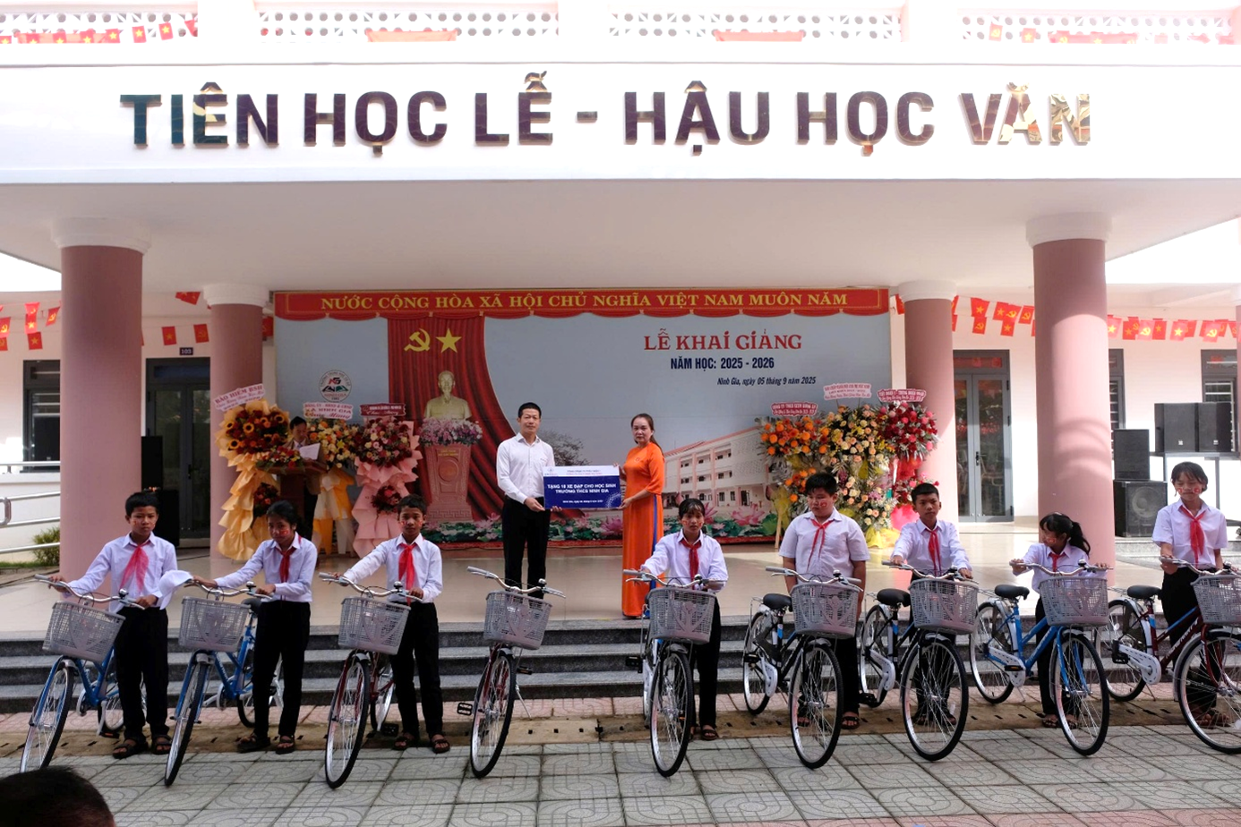 Công ty Thủy điện Đại Ninh Tặng 50 xe đạp và 50 suất học bổng “Tiếp bước cho em đến trường” nhân dịp khai giảng năm học 2025-2026