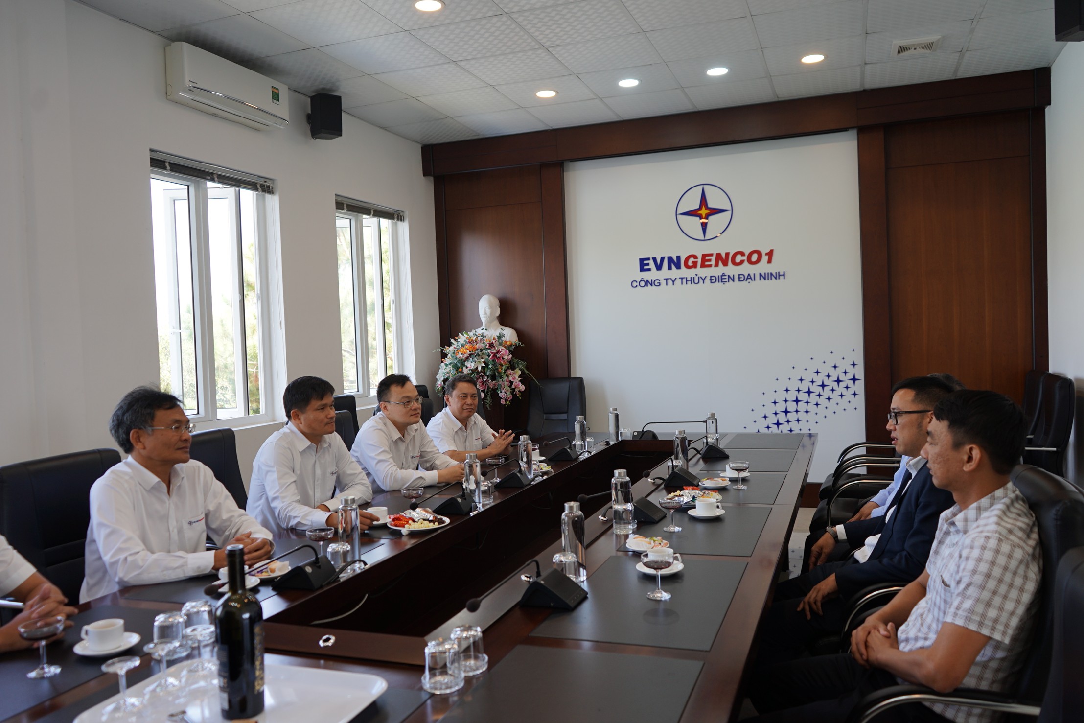 Lãnh đạo các xã Ninh Gia, Tà Hine thăm, chúc Tết và làm việc đầu năm tại Công ty Thủy điện Đại Ninh